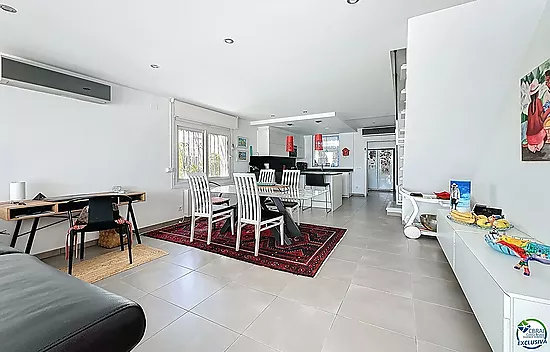 Maison rénovée plein sud avec piscine et amarre sur canal large à Empuriabrava