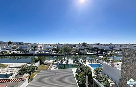 Maison rénovée plein sud avec piscine et amarre sur canal large à Empuriabrava