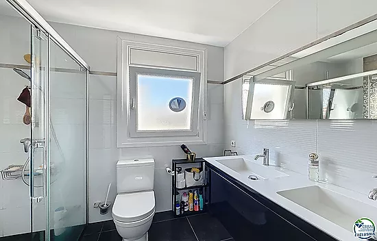 Maison rénovée plein sud avec piscine et amarre sur canal large à Empuriabrava