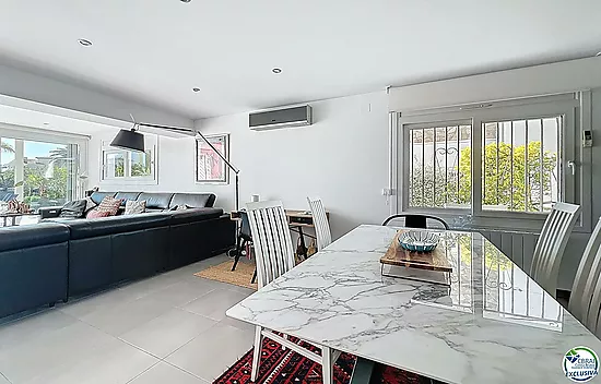 Maison rénovée plein sud avec piscine et amarre sur canal large à Empuriabrava