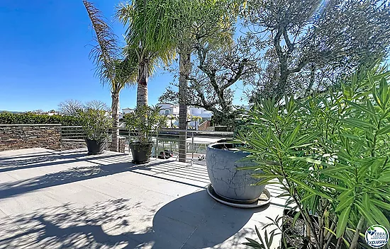 Maison rénovée plein sud avec piscine et amarre sur canal large à Empuriabrava