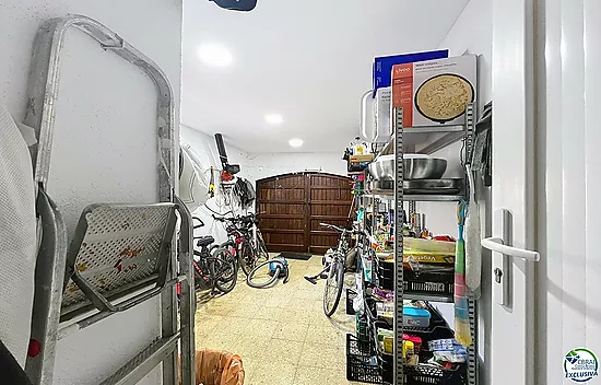 Maison rénovée plein sud avec piscine et amarre sur canal large à Empuriabrava