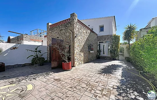 Maison rénovée plein sud avec piscine et amarre sur canal large à Empuriabrava