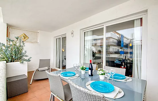 Appartement confortable avec piscine commune et terrasse dans un cadre paisible