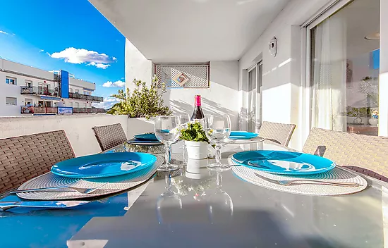 Appartement confortable avec piscine commune et terrasse dans un cadre paisible