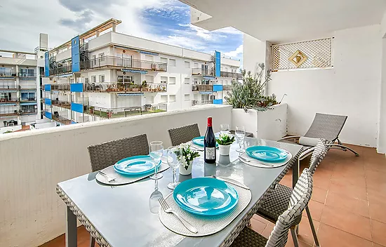 Appartement confortable avec piscine commune et terrasse dans un cadre paisible