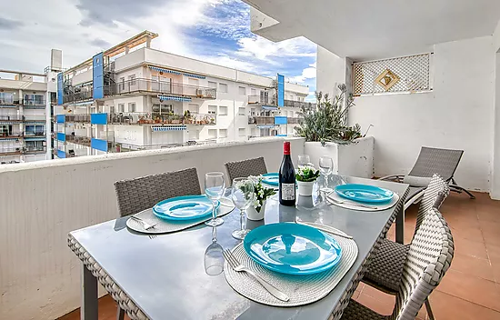 Appartement confortable avec piscine commune et terrasse dans un cadre paisible