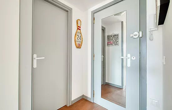 Appartement confortable avec piscine commune et terrasse dans un cadre paisible