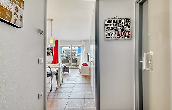 Appartement confortable avec piscine commune et terrasse dans un cadre paisible