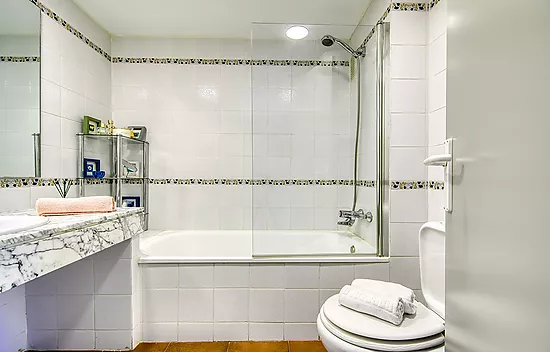 Appartement confortable avec piscine commune et terrasse dans un cadre paisible