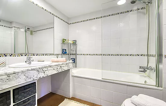 Appartement confortable avec piscine commune et terrasse dans un cadre paisible