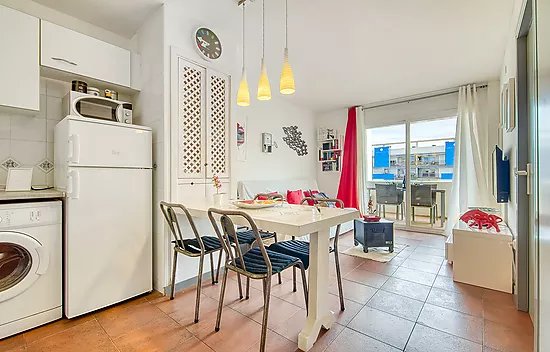 Appartement confortable avec piscine commune et terrasse dans un cadre paisible