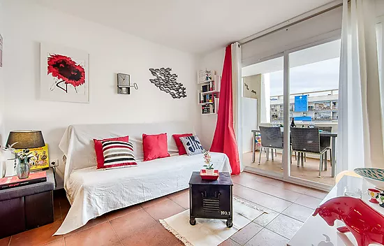 Appartement confortable avec piscine commune et terrasse dans un cadre paisible