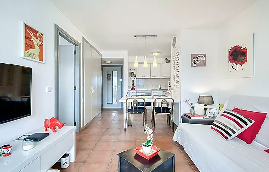 Appartement confortable avec piscine commune et terrasse dans un cadre paisible