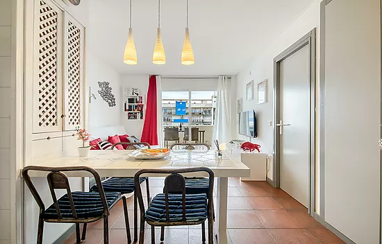 Appartement confortable avec piscine commune et terrasse dans un cadre paisible