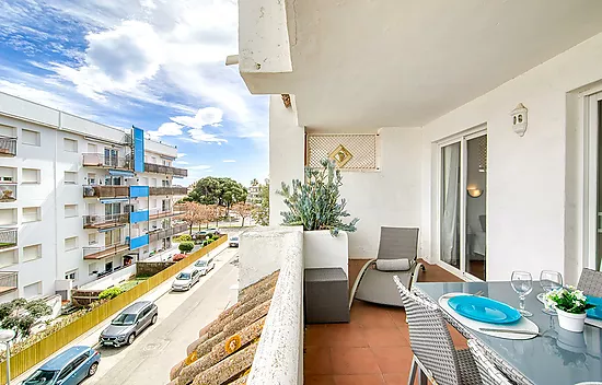 Appartement confortable avec piscine commune et terrasse dans un cadre paisible