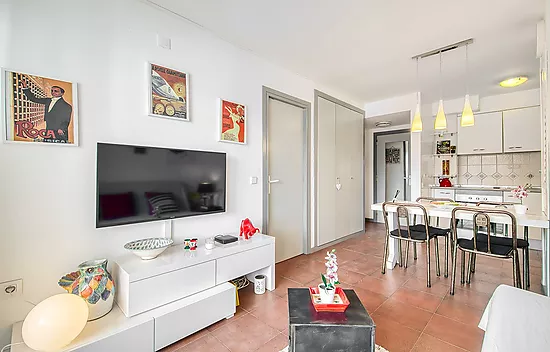 Appartement confortable avec piscine commune et terrasse dans un cadre paisible