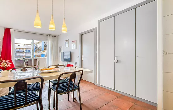 Appartement confortable avec piscine commune et terrasse dans un cadre paisible