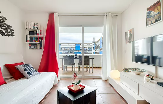 Appartement confortable avec piscine commune et terrasse dans un cadre paisible