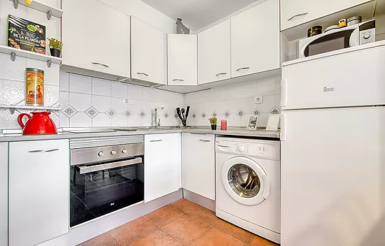 Appartement confortable avec piscine commune et terrasse dans un cadre paisible