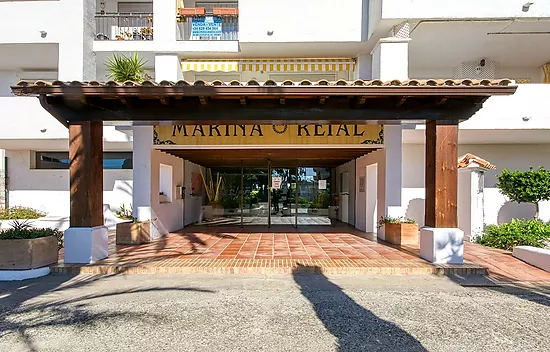 Appartement confortable avec piscine commune et terrasse dans un cadre paisible