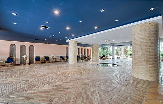 Appartement confortable avec piscine commune et terrasse dans un cadre paisible