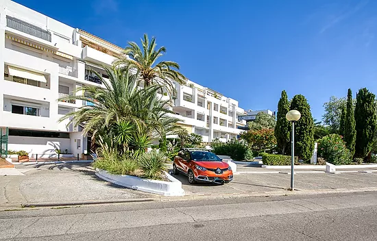 Appartement confortable avec piscine commune et terrasse dans un cadre paisible