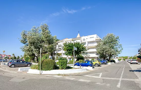 Appartement confortable avec piscine commune et terrasse dans un cadre paisible