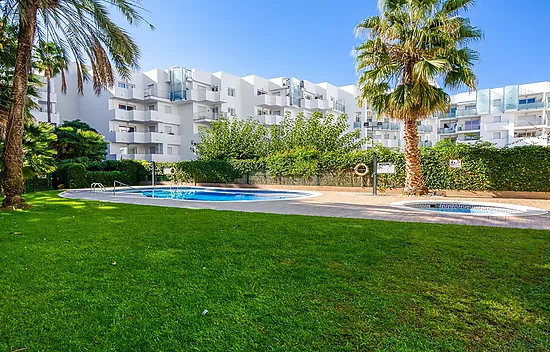 Appartement confortable avec piscine commune et terrasse dans un cadre paisible