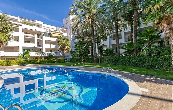 Appartement confortable avec piscine commune et terrasse dans un cadre paisible