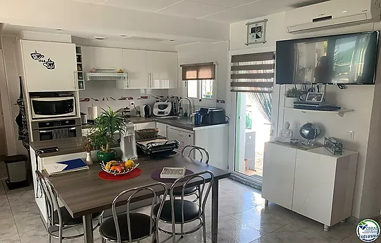 Beautiful 3 bedroom house with garden in Santa Margarita-Roses