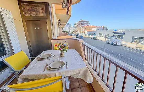 Apartment with terrace, parking and views to the canal · 250 m from Santa Margarita beach · Roses