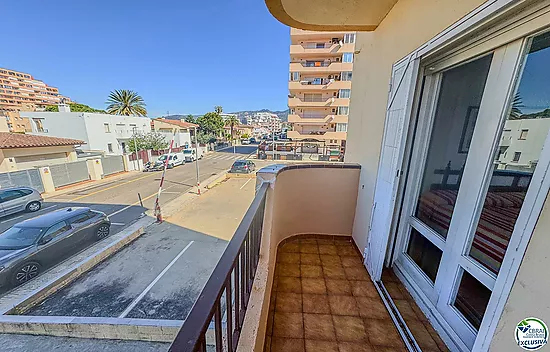 Apartment with terrace, parking and views to the canal · 250 m from Santa Margarita beach · Roses