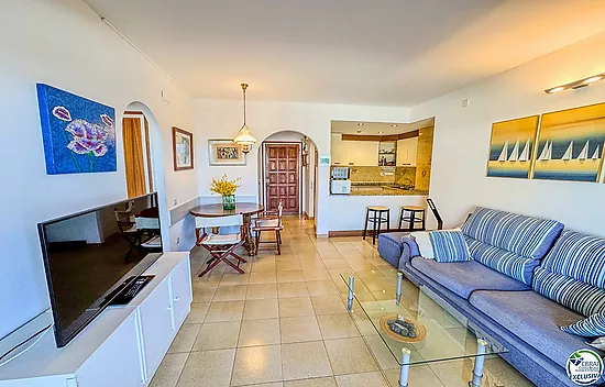 Apartment with terrace, parking and views to the canal · 250 m from Santa Margarita beach · Roses