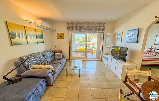 Apartment with terrace, parking and views to the canal · 250 m from Santa Margarita beach · Roses