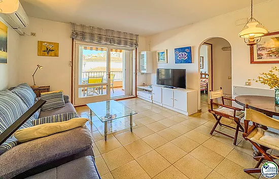 Apartment with terrace, parking and views to the canal · 250 m from Santa Margarita beach · Roses