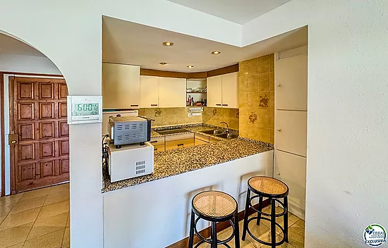 Apartment with terrace, parking and views to the canal · 250 m from Santa Margarita beach · Roses