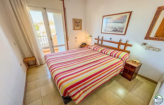 Apartment with terrace, parking and views to the canal · 250 m from Santa Margarita beach · Roses