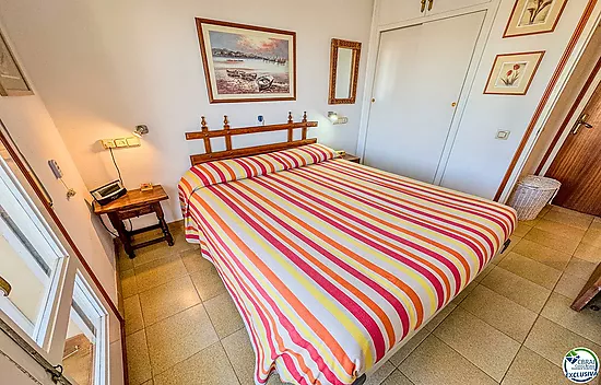 Apartment with terrace, parking and views to the canal · 250 m from Santa Margarita beach · Roses