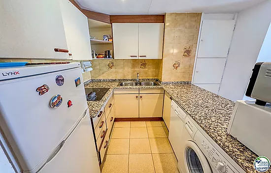 Apartment with terrace, parking and views to the canal · 250 m from Santa Margarita beach · Roses