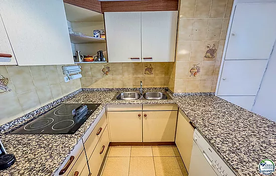 Apartment with terrace, parking and views to the canal · 250 m from Santa Margarita beach · Roses