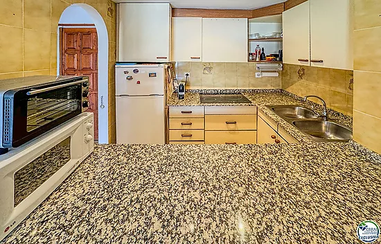 Apartment with terrace, parking and views to the canal · 250 m from Santa Margarita beach · Roses