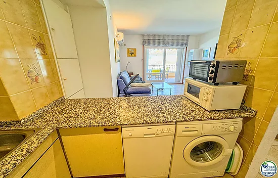 Apartment with terrace, parking and views to the canal · 250 m from Santa Margarita beach · Roses