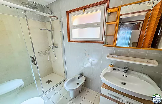 Apartment with terrace, parking and views to the canal · 250 m from Santa Margarita beach · Roses