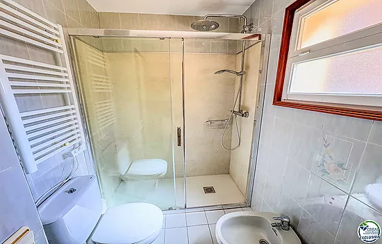 Apartment with terrace, parking and views to the canal · 250 m from Santa Margarita beach · Roses