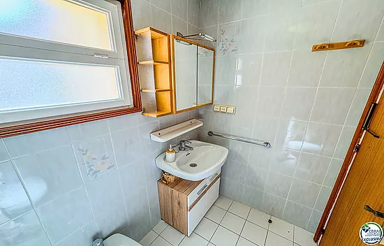 Apartment with terrace, parking and views to the canal · 250 m from Santa Margarita beach · Roses