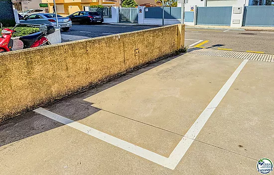 Apartment with terrace, parking and views to the canal · 250 m from Santa Margarita beach · Roses