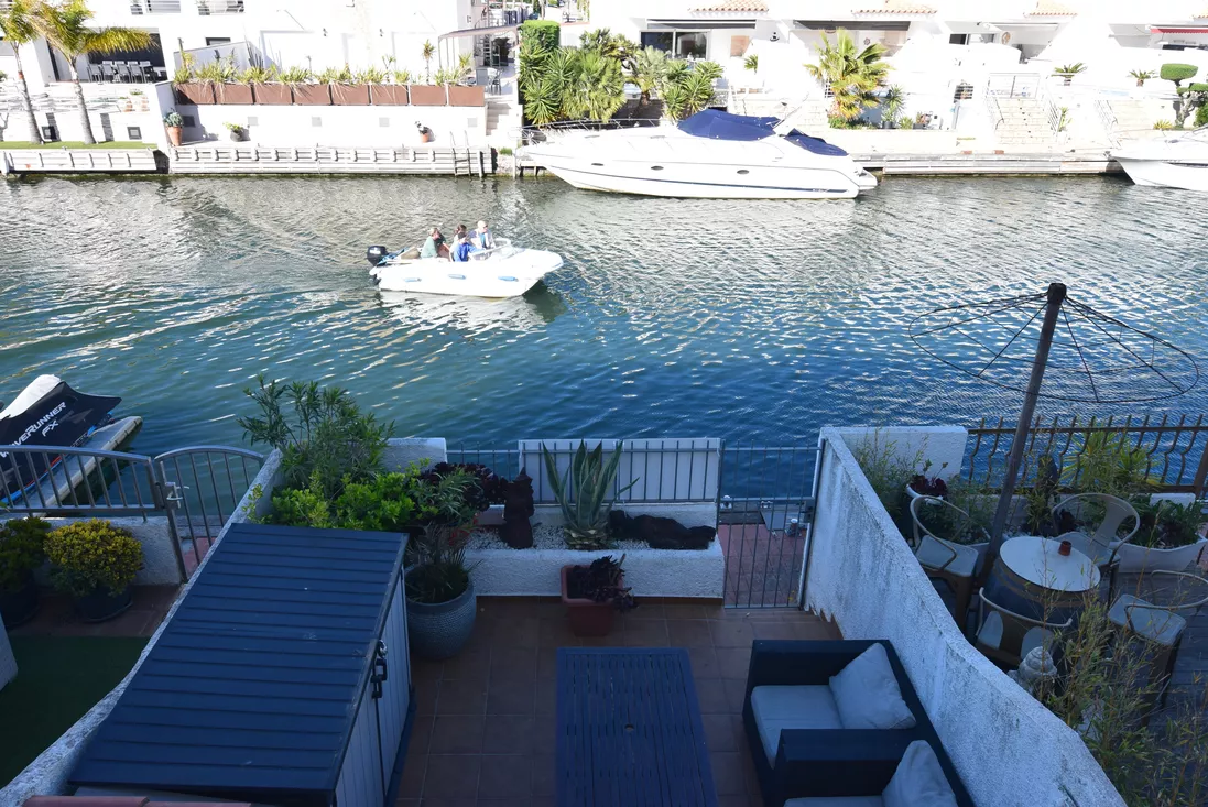 Fisherman’s house with mooring and tourist license in Empuriabrava