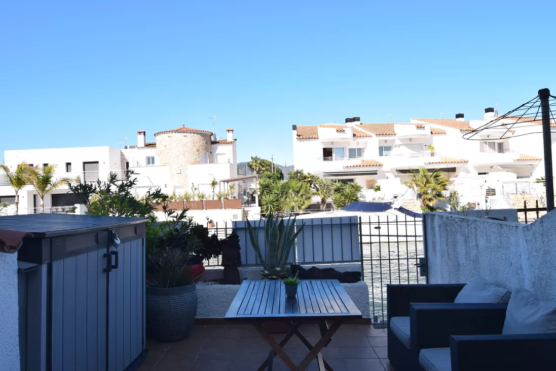 Fisherman’s house with mooring and tourist license in Empuriabrava