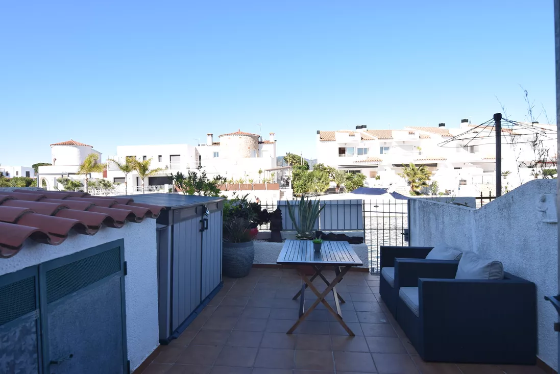 Fisherman’s house with mooring and tourist license in Empuriabrava